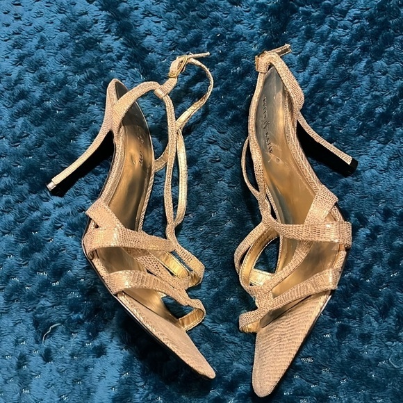 Kelly & Katie gold pump size 8 nice for formal event 3 1/2 inch heel! Nice - Picture 3 of 13